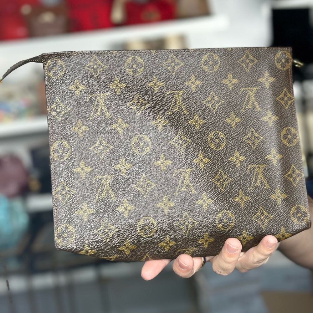 LV TOILETRY POUCH 26 CM